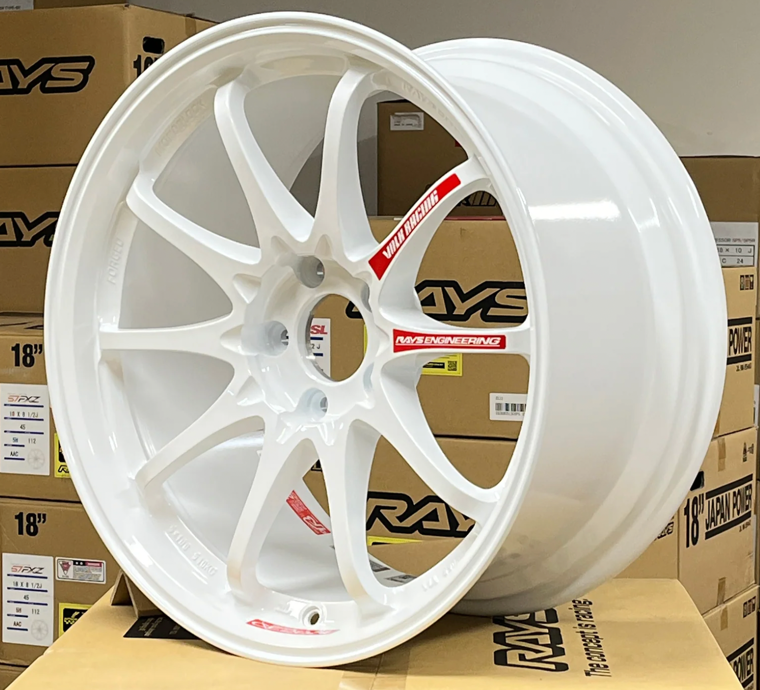 Rueda VOLK CE28SL 18X9.5" +42 5x120 en Tablero Blanco