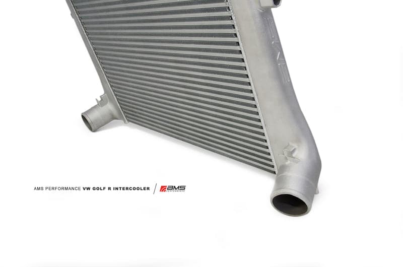 AMS Performance 2015+ VW Golf R MK7 Actualización del intercooler de montaje frontal con tanques de extremo fundido (AMS.21.09.0001-1)