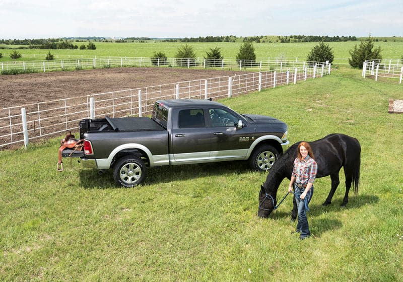 Truxedo 2022+ Toyota Tundra con sistema de rieles de cubierta Cubierta de caja TruXport de 5 pies 6 pulgadas (264001)