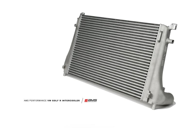 AMS Performance 2015+ VW Golf R MK7 Actualización del intercooler de montaje frontal con tanques de extremo fundido (AMS.21.09.0001-1)