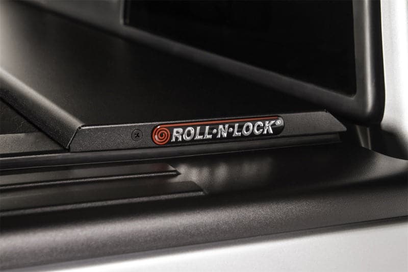 Roll-N-Lock 16-18 Toyota Tacoma Crew Cab SB 60-1/2 pulgadas Cubierta retráctil serie M